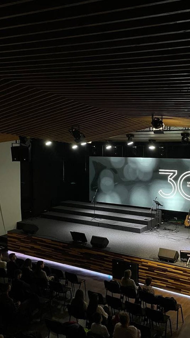 Church of Grace auditorium with a wide ArtePixel LED wall