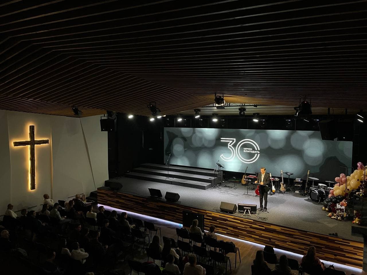 Church of Grace auditorium with an ultra-wide ArtePixel PRIMA P5 LED screen across the stage