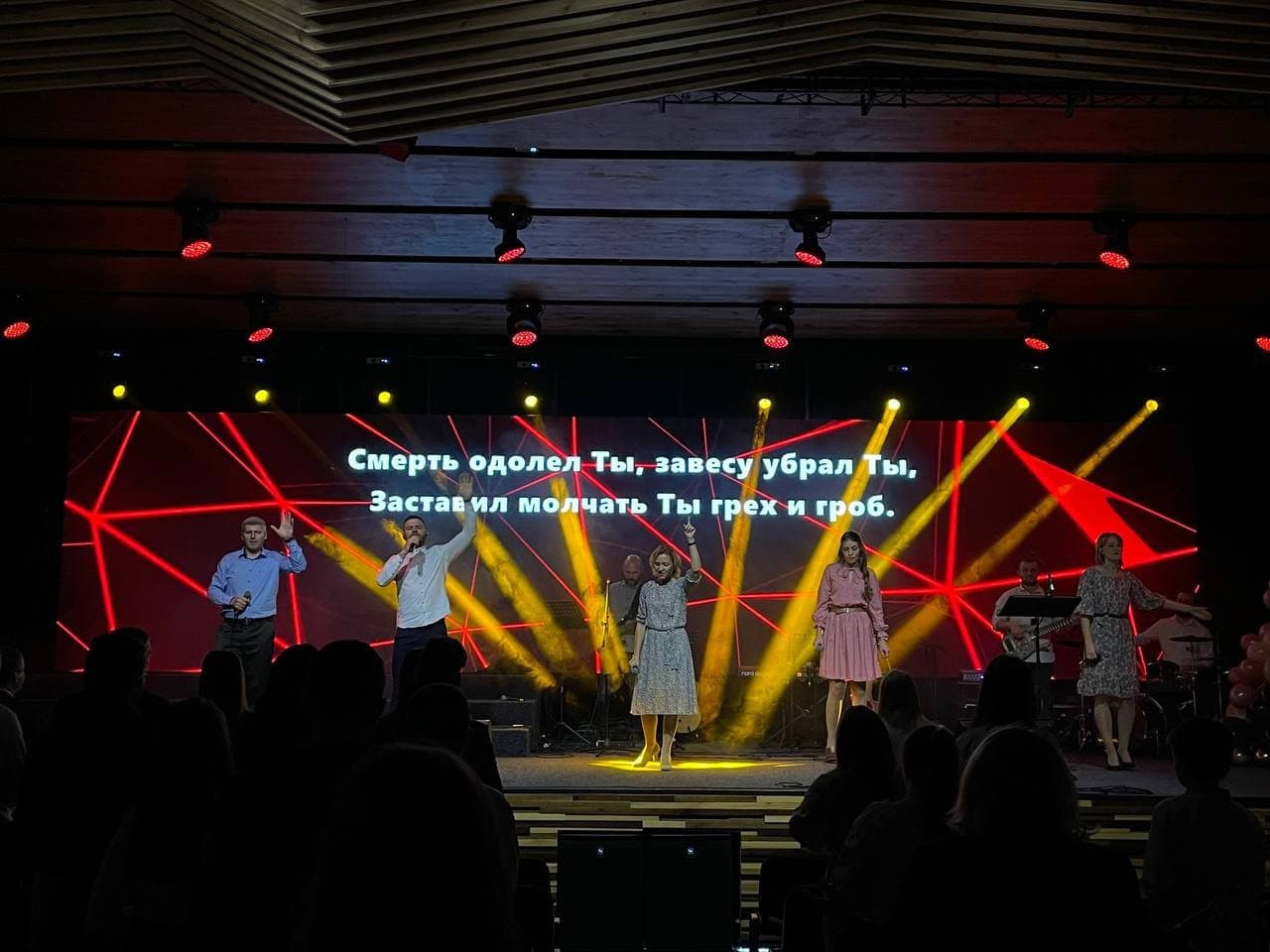 Worship programme using the ultra-wide ArtePixel LED screen at Church of Grace