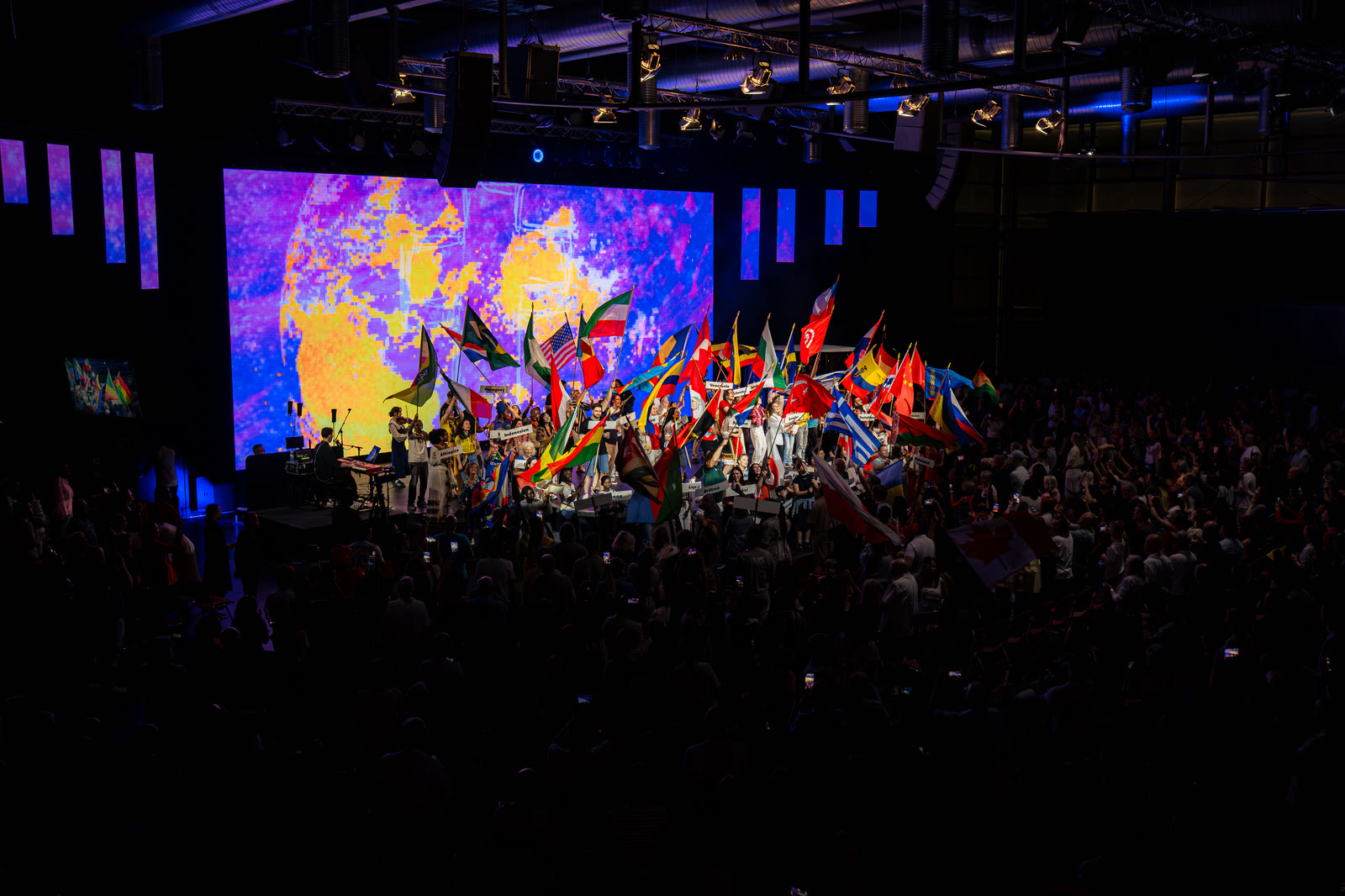 International conference at Gospel Forum Stuttgart in front of the ArtePixel VIVO LED wall