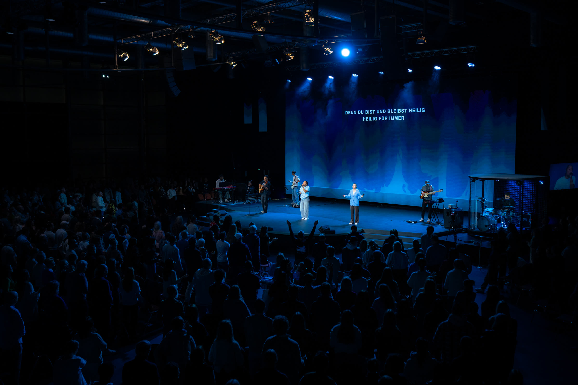 Gospel Forum Stuttgart main hall worship service with an ArtePixel VIVO P3.91 LED wall
