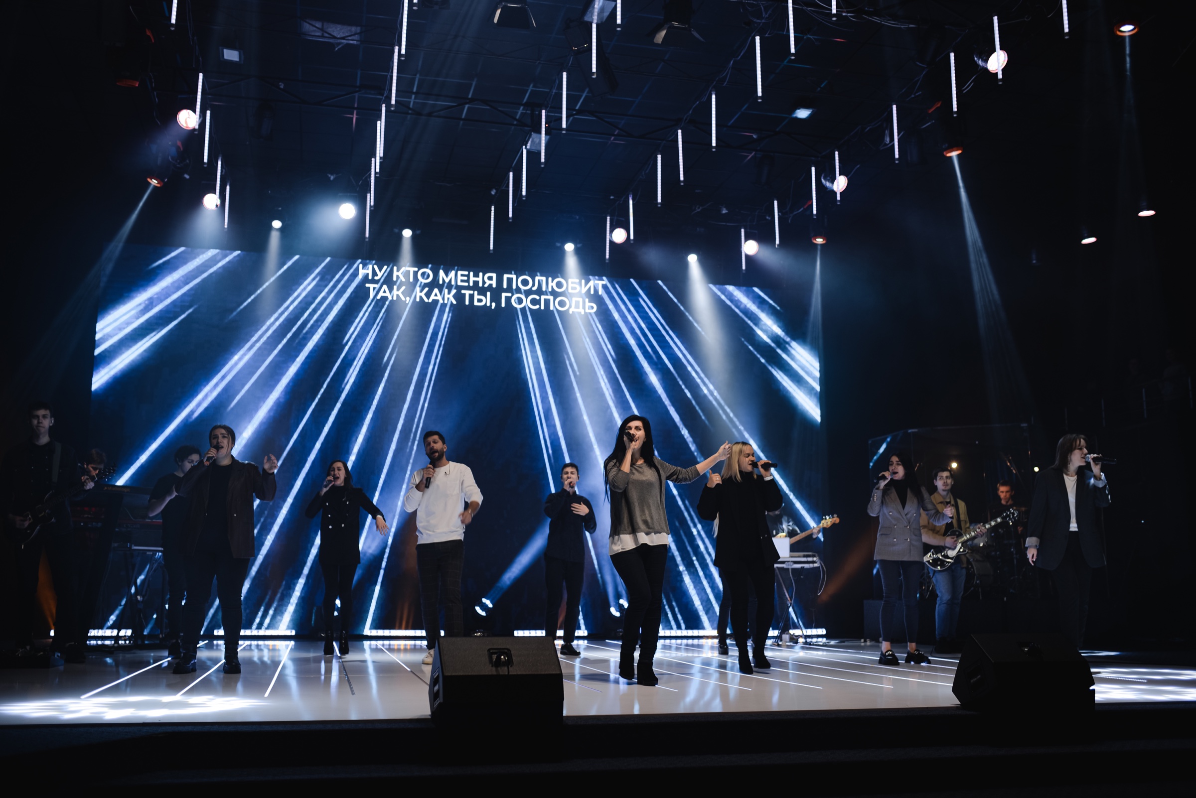 Worship team performing in front of the curved ArtePixel PRIMA P5 LED wall in Melitopol