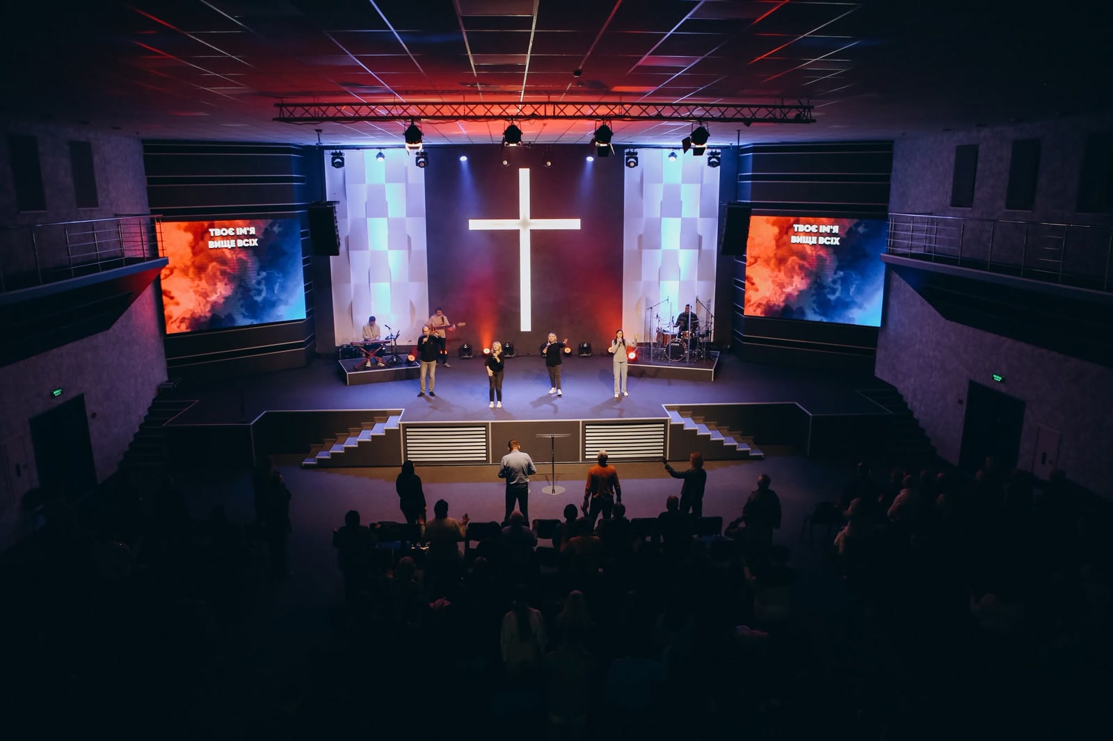 Svitlo Svitu stage with two separate side LED screens and an open centre