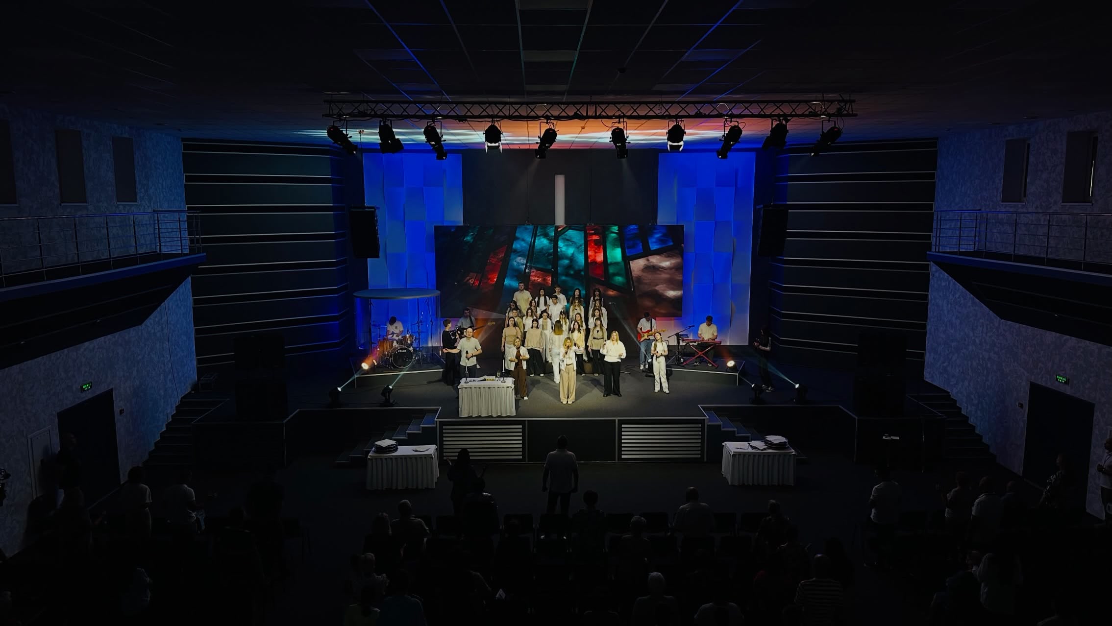 Wide view of the Svitlo Svitu stage and congregation with the ArtePixel LED system in use